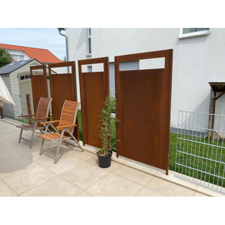Cortenstahl Sichtschutzwände mit Sichtfensterausschnitt werden als Sichtschutz eingesetzt.