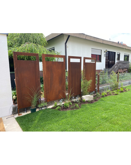 Sichtschutz mit Sichtfenster aus Corten