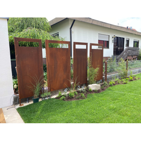 Cortenstahl Sichtschutzwände mit Sichtfensterausschnitt sind im Garten aufgebaut.
