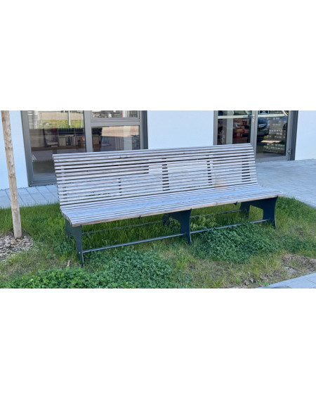 2 Meter Gartenbank vor der Ausstellung