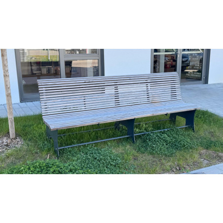 2 Meter Gartenbank vor der Ausstellung