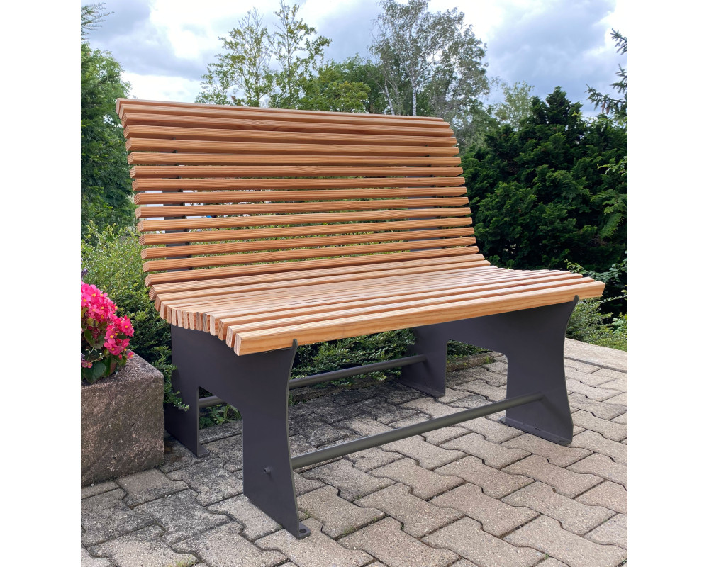 P_289417_1 Lackierte Wetterfeste Gartenbank mit stabilisierendem Mittelteil und Douglasien Holzleisten